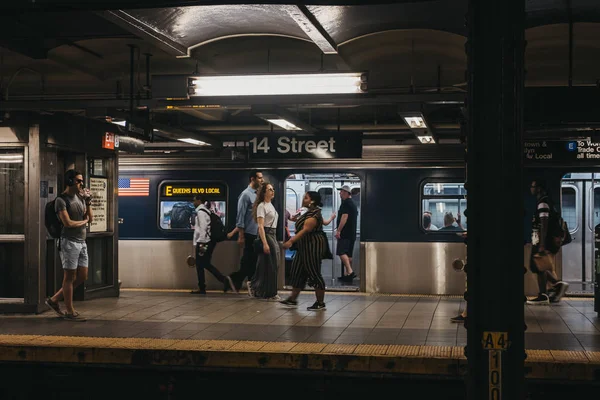 New York Usa Június 2018 Emberek Utcai Állomáson Metró Platform — Stock Fotó