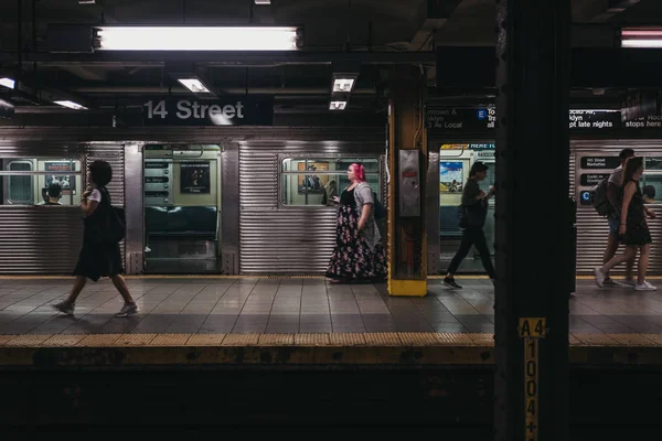 New York Usa Június 2018 Emberek Utcai Állomáson Metró Platform — Stock Fotó