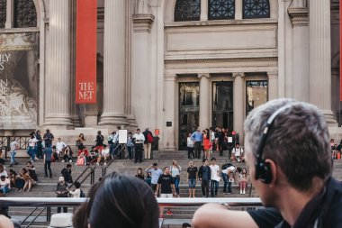 New York, ABD - Juje 01, 2018: Metropolitan Museum of Art New York'un tur otobüsü tepesinden bir bakış. Amerika Birleşik Devletleri'ndeki en büyük Sanat Müzesi 