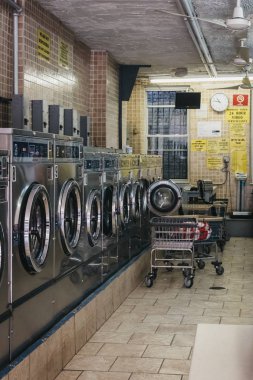 New York, Amerika Birleşik Devletleri - 30 Mayıs 2018: Çamaşırhane nerede en yerli birim yıkama ve kurutma makineleri avantajı yok şehir New York'ta iç.