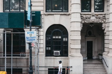New York - 1 Haziran 2018: Afro-Amerikan adam Nypd kameralar tarafından işaret Manhattan, New York'taki yürüyüş. Devriye arabası ulaşılması zor nerede alanlarına yeni New York polisi güvenlik kameraları 2018 yılında eklendi.