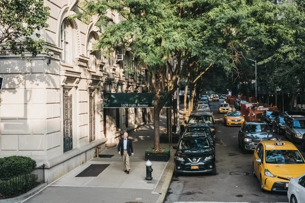 Nueva York Estados Unidos Mayo 2018 Hombre Bien Vestido Caminando — Foto de Stock