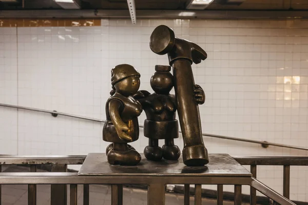 2018年5月30日 生活地下青铜雕像 由美国雕塑家汤姆奥特内斯为纽约市地铁第14街和第8大道站创作的永久公共艺术品 — 图库照片