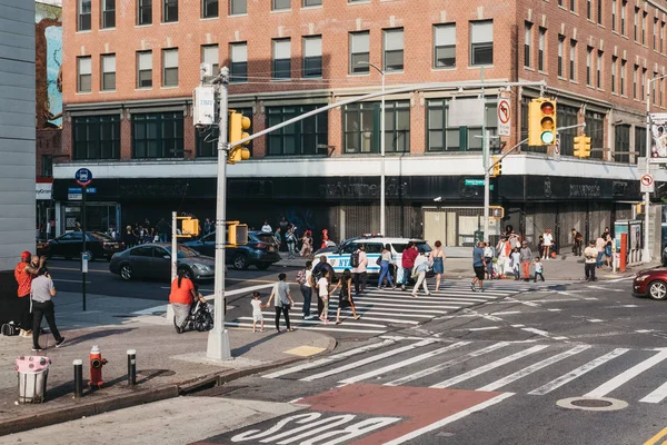 Нью Йорк Сша Червня 2018 Людей Йдуть Вулиці Гарлемі Нью — стокове фото