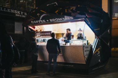 Londra, İngiltere - 26 Ocak 2019: Canary Wharf'bir kahve ve kek ahır içecekler sipariş insanlar. Canary Wharf bir meşgul mali kez olayları barındıran Londra alandır.