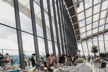 Londra, İngiltere - 24 Haziran 2018: Sky Garden içinde insanlar, Londra'nın en yüksek kamu bahçe bir cam kubbe 20 Fenchurch Street içinde yer alan.