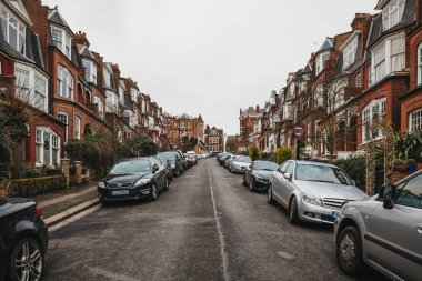Londra, İngiltere - 02 Nisan 2018: Muswell Hill, Kuzey Londra Edwardian mimarisine sahip birçok sokaklarda ünlü sınırlarının hemen dışında bir yerleşim sokakta görünümünü.