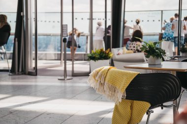 Londra, İngiltere - 24 Haziran 2018: Sky Garden içinde insanlar, Londra'nın en yüksek kamu bahçe bir cam kubbe 20 Fenchurch Street içinde yer alan.