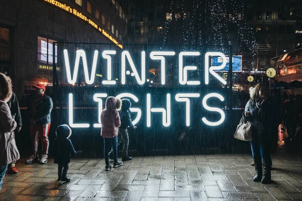Londres Reino Unido Janeiro 2019 Pessoas Lado Cartaz Winter Lights — Fotografia de Stock