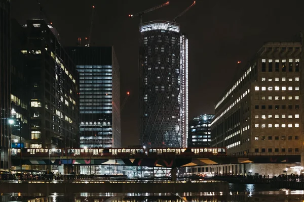 London Storbritannia Januar 2019 Dlr Tog Passerer Foran Moderne Bygninger – stockfoto