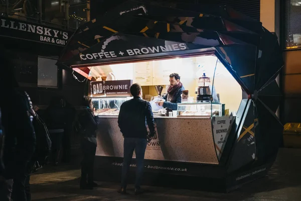 ロンドン イギリス 2019 はカナリー ワーフでコーヒーとブラウニーの失速からドリンクを注文します カナリー ワーフはしばしば開催ロンドンの賑やかな金融地区です — ストック写真