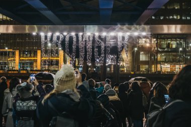 Londra, İngiltere - 26 Ocak, Canary Wharf, kış ışıklar Festivali kapsamında Julius Popp tarafından Bit.fall yükleme fotoğrafları konuşmaya 2019:People meşgul Londra mali alan kez olayları barındıran.