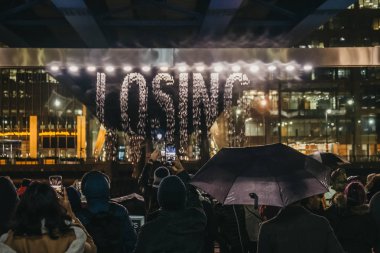 Londra, İngiltere - 26 Ocak, Canary Wharf, kış ışıklar Festivali kapsamında Julius Popp tarafından Bit.fall yükleme fotoğrafları konuşmaya 2019:People meşgul Londra mali alan kez olayları barındıran.