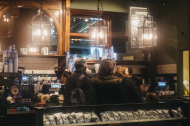 Londra, İngiltere - 26 Ocak 2019: İnsanlar, Cafe Nero içinde queuing İngiliz Avrupa tarzı kahve house Londra, İngiltere, İngiltere'de merkezi bulunan marka.