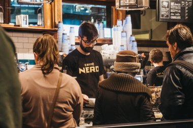 Londra, İngiltere - 26 Ocak 2019: till Cafe Nero içinde ödeme insanlar, İngiliz Avrupa tarzı kahve house Londra, İngiltere, İngiltere'de merkezi bulunan marka.