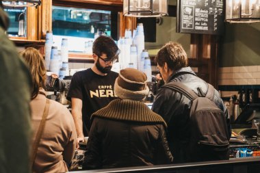 Londra, İngiltere - 26 Ocak 2019: till Cafe Nero içinde ödeme insanlar, İngiliz Avrupa tarzı kahve house Londra, İngiltere, İngiltere'de merkezi bulunan marka.