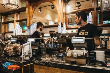 Londra, İngiltere - 26 Ocak 2019: Cafe Nero sayacında arkasında çalışan personel, İngiliz Avrupa tarzı kahve house Londra, İngiltere, İngiltere'de merkezi bulunan marka.