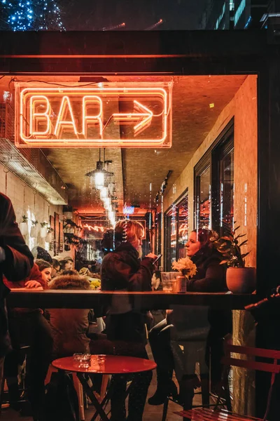 London Storbritannien Januari 2019 Människor Upplysta Fönster Och Neonskylt Bar — Stockfoto