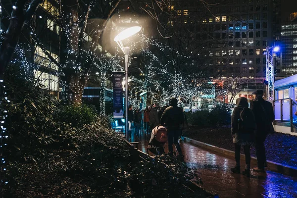 ロンドン イギリス 2019 は冬のイルミネーション 年間ライトとカナリーワーフにインストール祭り内を歩いています カナリー ワーフはしばしば開催ロンドンの賑やかな金融地区です — ストック写真