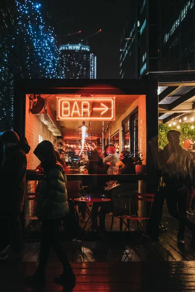 London January 2019 People Walking Illuminated Window Neon Sign Bar — Stock Photo, Image