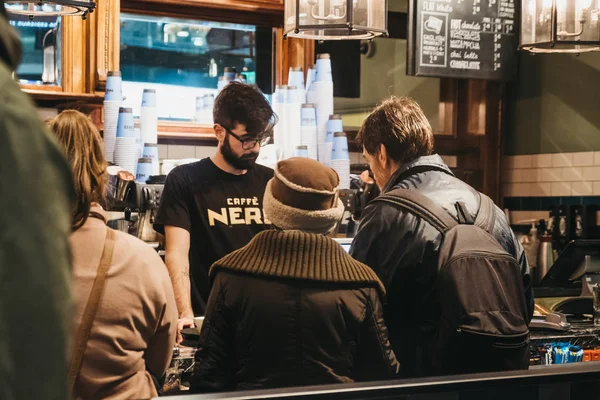 ロンドン イギリス 2019 イギリスのヨーロッパ人カフェ Nero 内部まで払って スタイル ロンドン イングランド イギリスに本社を置くコーヒー — ストック写真