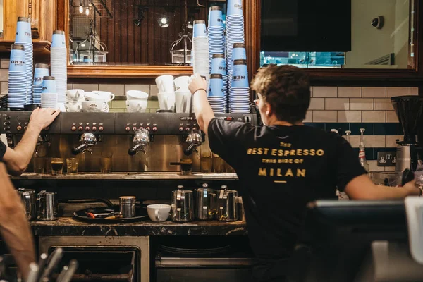 Londra, İngiltere - 26 Ocak 2019: Cafe Nero sayacında arkasında çalışan personel, İngiliz Avrupa tarzı kahve house Londra, İngiltere, İngiltere'de merkezi bulunan marka.
