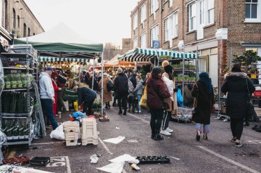 Londra, İngiltere - 3 Şubat 2019: insanlar, Columbia yol çiçek pazarı, Pazar tezgahları arasında Doğu Londra'daki bir semt pazarı her Pazar günü açık mı.
