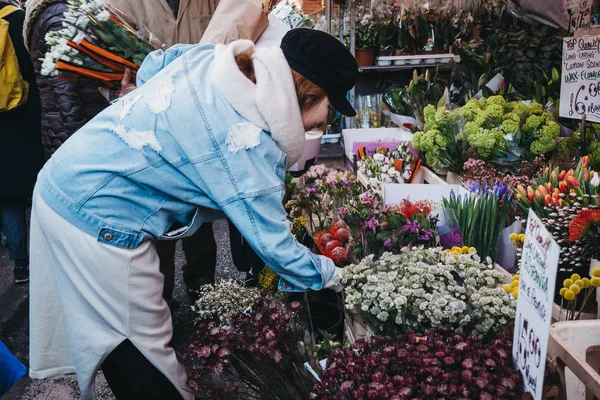 Londres Reino Unido Febrero 2019 Gente Compra Flores Los Puestos —  Fotos de Stock