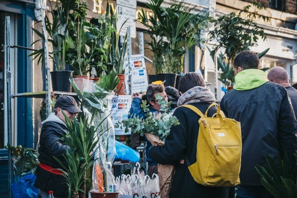 London Februar 2019 Leute Die Blumen Einem Marktstand Auf Dem — Stockfoto