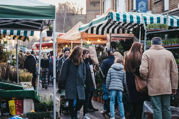 Londres Reino Unido Febrero 2019 Personas Caminando Entre Puestos Mercado —  Fotos de Stock