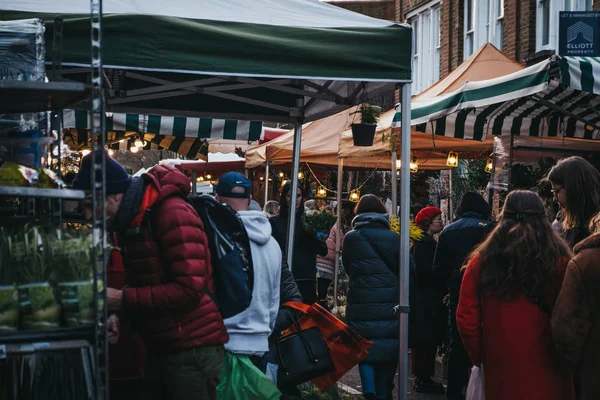 Londres Reino Unido Febrero 2019 Personas Caminando Entre Puestos Mercado —  Fotos de Stock