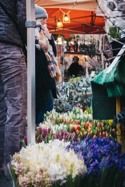 London February 2019 People Buying Flowers Market Stalls Columbia Road — Stock Photo, Image