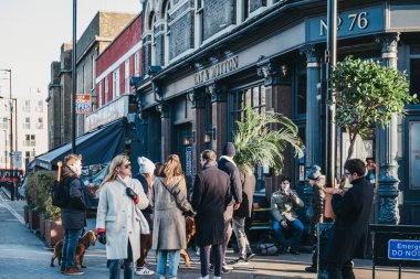 Londra, İngiltere - 03 Şubat 2019: insanlar, Columbia yol çiçek pazarı satın alınan bitkiler ile bir sokakta yürürken bir semt pazarı Doğu Londra'daki her Pazar günü açık mı.