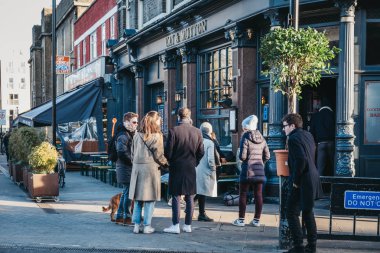 Londra, İngiltere - 03 Şubat 2019: insanlar, Columbia yol çiçek pazarı satın alınan bitkiler ile bir sokakta yürürken bir semt pazarı Doğu Londra'daki her Pazar günü açık mı.