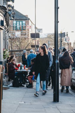 Londra, İngiltere - 03 Şubat 2019: mağazalar ve kafeler Broadway Market, Hackney, Londra, İngiltere, kalbinde bir alışveriş caddesi üzerinde yürüyen insanlar.