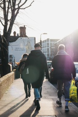 Hackney bir sokakta yürüyen insanlar, yedi ilçeler en büyüğü bu kadar East London yapmak.