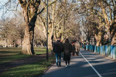 Londra, İngiltere - 3 Şubat 2019: insanlar Haggerston Park Hackney, Londra, İngiltere. Parkta yerli halk arasında popüler bir yerdir ve tutar bir yeşil bayrak ödülü.