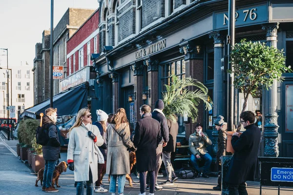 Лондон Великобритания Февраля 2019 Года Люди Идущие Улице Растениями Купленными — стоковое фото