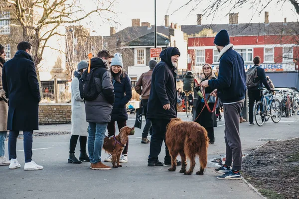 Londres Reino Unido Febrero 2019 Propietarios Perros Charlando Haggerston Park — Foto de Stock