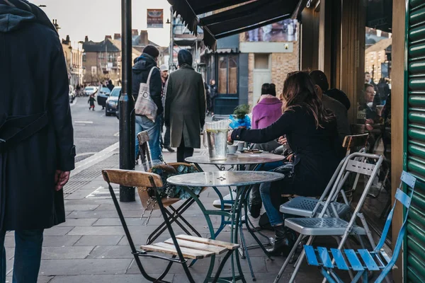 London Februar 2019 Menschen Sitzen Einem Tisch Freien Eines Cafés — Stockfoto