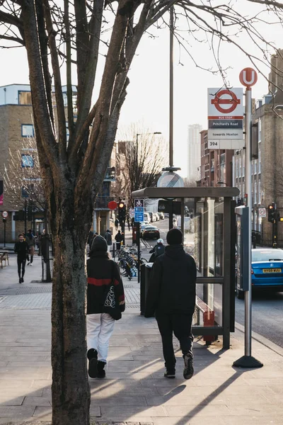 ハックニーの通りを歩いている人 つの自治区の最も大きい構成する東のロンドン — ストック写真