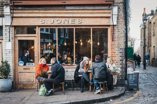 Londýn Února 2019 Lidé Sedí Venku Jones Kavárny Ulici Erza — Stock fotografie