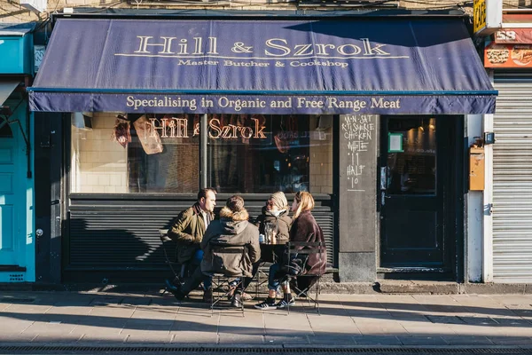 Лондон Великобритания Февраля 2019 Года Люди Сидят Открытым Столом Кафе — стоковое фото