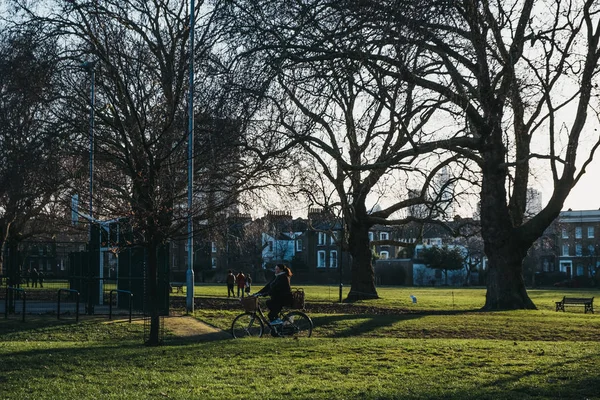 Londres Reino Unido Fevereiro 2019 Mulher Pedalando Haggerston Park Hackney — Fotografia de Stock