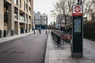 Londra, İngiltere - 03 Şubat 2019: Santander dok Haggerston, Londra içinde döngüleri. Santander döngüleri Londra yönelik taşıma yöntemini bir parçasıdır ve gidip şehrin için popüler bir seçenek vardır.