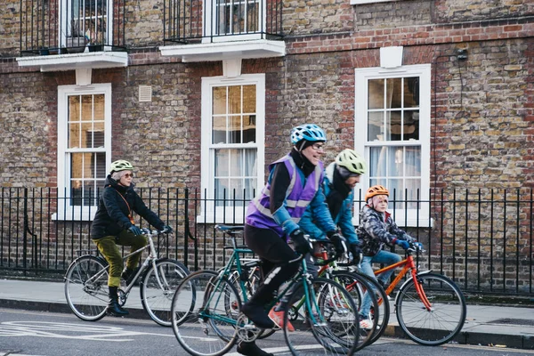 Londres Reino Unido Febrero 2019 Familia Ciclistas Una Calle Haringey — Foto de Stock