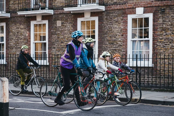 Londres Reino Unido Febrero 2019 Familia Ciclistas Una Calle Haringey — Foto de Stock