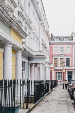 Londra, İngiltere - 16 Şubat 2019: Pastel kişilerce evlerden Primrose Hill renkli. Primrose Hill Londra'nın en pahalı konut alanlarından biridir.