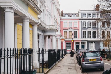 Londra, İngiltere - 16 Şubat 2019: İnsanlar ve pastel arabaların evlerden Primrose Hill renkli. Primrose Hill Londra'nın en pahalı konut alanlarından biridir.