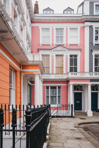 パステル調着色された段々 になったビクトリア朝のロンドン 英国の家します — ストック写真